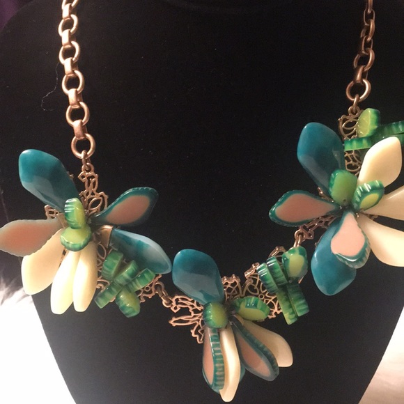 Flowered Necklace - Picture 2 of 2